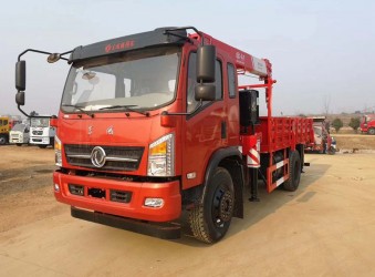 裝6.3噸吊機(jī)，廂長(zhǎng)5.8米的，最便宜的東風(fēng)隨車吊（自備吊）